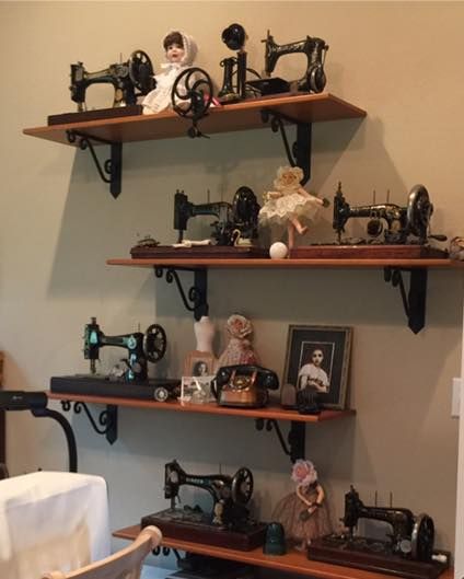 Display idea for vintage sewing machines Singer Sewing Machine Repurposed, Sewing Table Repurpose, Antique Booth Displays, Machine Storage, Cottagecore Home, Vintage Door Knobs, Teen Boy Room, Sewing Room Design, Sewing Room Decor