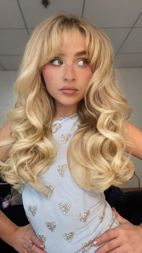 Blonde Hair Sabrina Carpenter, Sabrina Carpenter Redken, Sabrina Carpenter Wispy Bangs, Sabrina Carpenter Hair Inspiration, Bangs Prom Hairstyle, Sabrina Carpenter Blowout, Sabrina Hairstyles, Sabrina Carpenter Inspired Hair, How To Do Sabrina Carpenter Hair