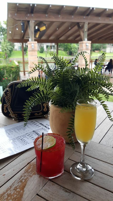 Mimosa Instagram Story, Mimosas Restaurant, Brunch Aesthetic Restaurant, Mimosas Aesthetic, Mimosa Aesthetic, Mimosa Drink, Aesthetic Brunch, Friends Party Night, Brunch Aesthetic