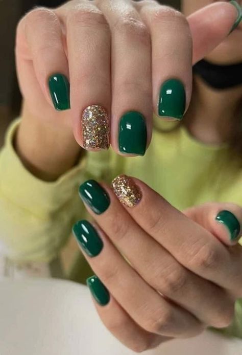 Trendy Green Nails, Chic Almond Nails, Green Nail Art Ideas, Irish Nails, Fall Toe Nails, Gold Gel Nails, Dark Pink Nails, Emerald Nails, Green Acrylic Nails