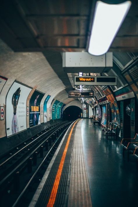 London Underground Train, Aesthetic London, Travel 2024, Perspective Photography, Subway Station, U Bahn, London Photography, London Underground, City Photography