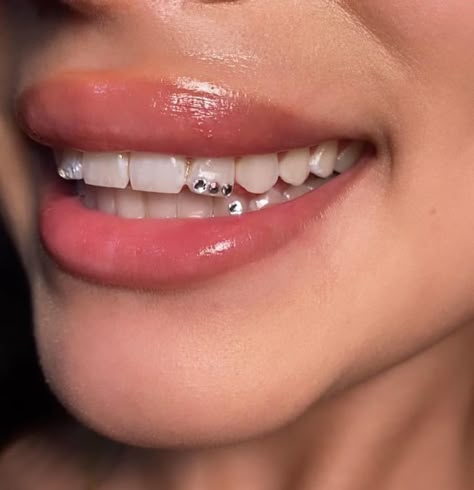 Tooth Gem Placement Simple, Tooth Gem Inspiration, Tooth Gems Black Women, Simple Tooth Gems Ideas, Tooth Gem Ideas, Tooth Gem Placement, Tooth Gems Ideas, Teeth Charms, Teeth Gems