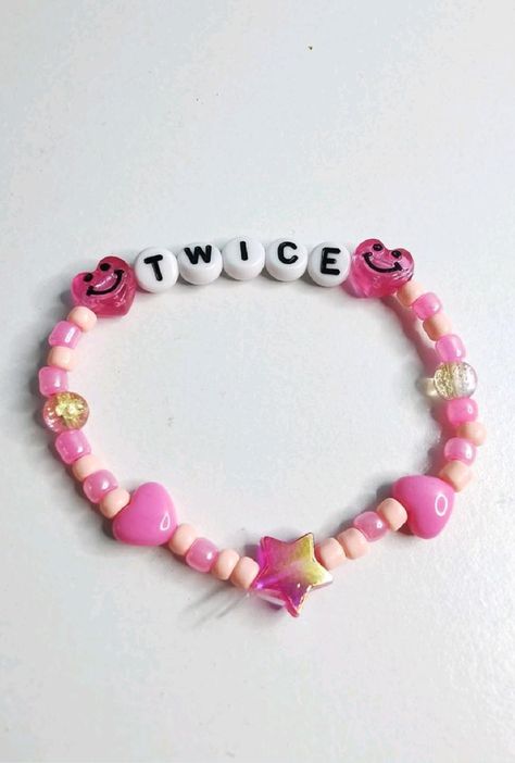 Twice Beaded Bracelet, Twice Beads Bracelet Kpop, Twice Bracelet Beads, Kpop Bracelet Beads Ideas, Kpop Clay Bead Bracelet, Twice Bracelet Ideas, Txt Bracelet Ideas, K Pop Bracelet Ideas, Itzy Bracelet