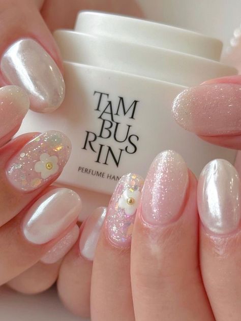 pearl white and glitter nails with flowers Simple And Elegant Nail Art, Korean Simple Nail Art, Nail Art White Nails, Nail Korean Style Minimal, White Korean Nail Art, Korean Nails Simple, Nail Designs Korean, Korean Nail Art Simple Cute, Nail Art Korean Style Trends