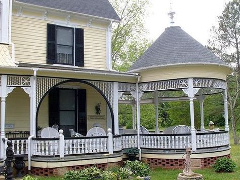 Wrap Around Screen Porch, Gazebo Front Porch, Round Front Porch, Corner Gazebo, Gazebo Porch, Backyard Porch Ideas, Front Porch Sitting, Deck Sunroom, Porch Gazebo