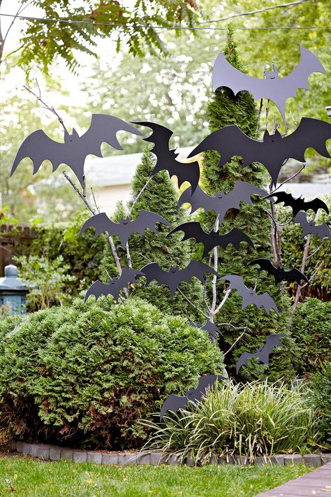 Flying Bat Display Scary Halloween Yard, Porche Halloween, Bat Display, Halloween Decorations To Make, Scary Halloween Decorations Outdoor, Halloween Diy Outdoor, Halloween Decor Diy, Flying Bat, Casa Halloween