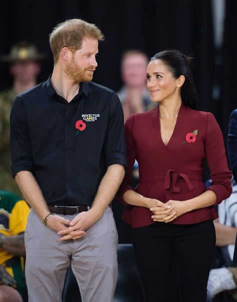 Meghan Markle Kissed on Cheek By Invictus Games Athlete 2018 Estilo Meghan Markle, Meghan Markle Photos, Prins Harry, Photos Of Prince, Princess Meghan, Prince Harry And Megan, Meghan Markle Prince Harry, Invictus Games, Principe Harry