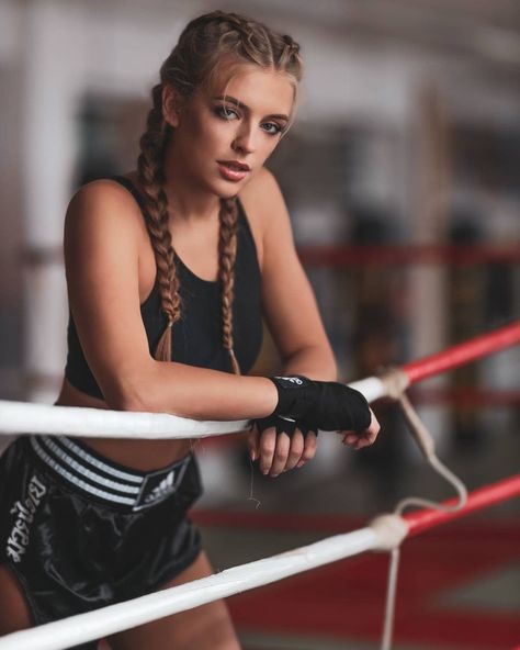 Boxing Ring Photoshoot, Boxing Portrait Photography, Boxing Senior Pictures, Kickboxing Photography, Boxing Photoshoot, Women Fitness Photography, Boxer Aesthetic, Photography Sport, Workout Pics