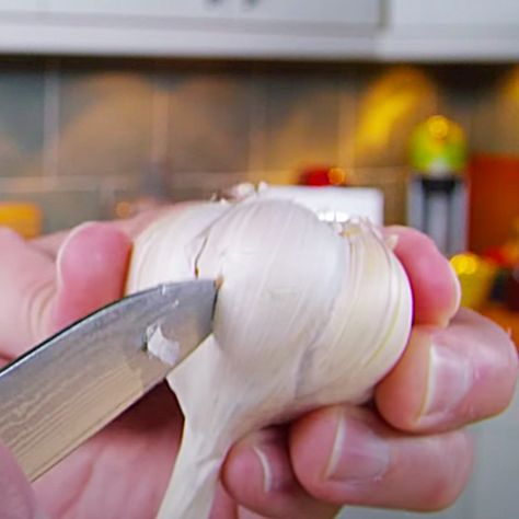 How To Peel Garlic Cloves Easy, Peeling Garlic Cloves Easy, Easy Way To Peel Garlic Cloves, Peel Garlic Easy, How To Peel Garlic Cloves Easy Video, Easy Way To Peel Garlic, Garlic Hack, Food Hacks Easy, How To Peel Garlic