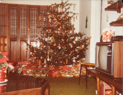 70s christmas photos | Douglas Fir? A Noble? Who knows? Nobody cared, it was a Christmas ... 70s Christmas, Vintage Christmas Photos, Christmas Background Images, Living Vintage, Mid Century Christmas, Christmas Tree With Gifts, Christmas Past, Christmas Memory, Christmas Crafts Decorations