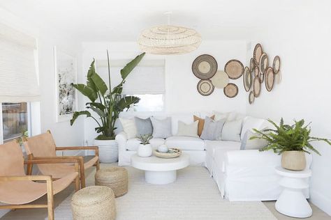 Small Family Room Ideas, Coastal Bungalow, Salt Interiors, Style Californien, Family Room Layout, Pure Salt Interiors, Beach House Tour, Pure Salt, Small Family Room