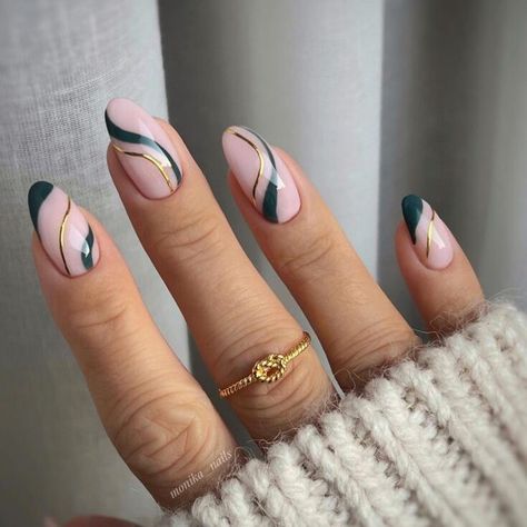 Nails Inspiration Emerald Green, Classy Nails With Green, Classy Emerald Green Nails, Dark Green Nail Designs Short, Dark Emerald Green Nails Design, Emerald Green Nails And Gold, Gel Nails Green And Gold, Dark Emerald Green Nails With Gold, Emerald Green Nail Ideas Short