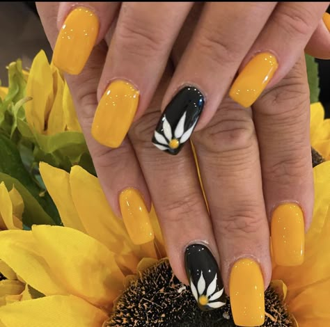 Gel Sunflower Nails, Orange Sunflower Nails, Sunflower Gel Nails, Philadelphia Eagles Nails, Eagles Nails, Summer Fun Nails, Sunflower Nail Art, Nail Designs Colors, Orange Nail Designs