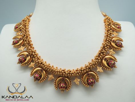 Pinaki Jewellers, Kandalaa Jewellery, Antique Necklace Gold, Indian Wedding Jewelry Sets, Gold Temple Jewellery, Gold Bridal Necklace, Antique Necklaces Design, Gold Earrings Models, Jewelry Set Design