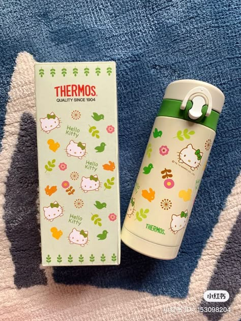 Sanrio Thermos, Cute Thermos, Hello Kitty Water Bottle, Trendy Water Bottles, Thermos Bottle, Birthday List, Cute Little Things, Bottle Green, Essential Bag