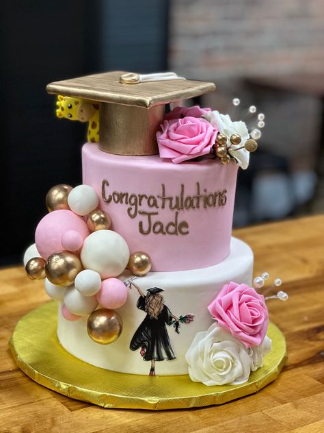 Heart Shaped Graduation Cake, Phd Cake Ideas, Pink Graduation Cakes, Unique Graduation Cakes Design, Purple Graduation Cake, Party Snacks Summer, Pink Grad Cake, Graduation Sheet Cake Ideas, Graduation Cakes For High School