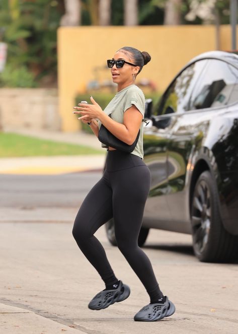 Lori Harvey Airport Outfit, Kim Kardashian Foam Runner, Harvey Outfits, Runners Outfit, Foam Runners, Looks Adidas, Kardashian Outfit, Lori Harvey, London Outfit