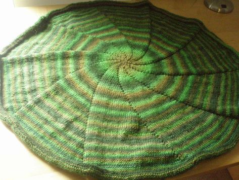 Great idea for ababy blanket.........Picture of Circular Blanket knitted in the round Knitting In The Round Patterns, Knit Afghan Patterns, Knitting In The Round, Cast On Knitting, Round Blanket, Knit Blankets, Knit Ideas, Crochet Shawls And Wraps, Knitting Blogs