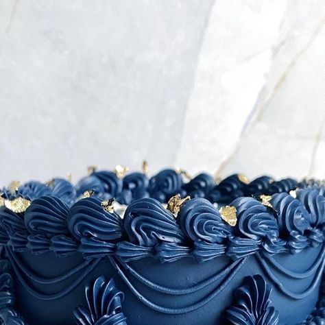 BESPOKE VINTAGE RETRO CAKES on Instagram: "I initially coated this navy blue cake with a colour that I thought was perfect but it developed overnight & ended up being too dark turning into a blue black colour.  I scraped it all off, mixed a new batch of colour and here we are….  This beautiful navy blue shade. 💙  Colours: black + royal blue by @colour.mill" Dark Blue And White Cake, Blue And Black Cake, Navy Blue And Gold Cake, Blue Black Gold Birthday Cake, Navy Buttercream Cake, Midnight Blue Cake Birthday, Dark Blue Cake, Navy Cake, Navy Blue Fondant Cake