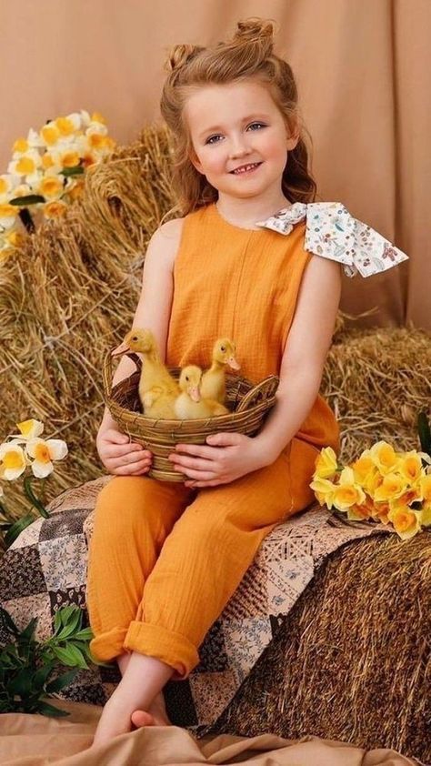 Easter Photoshoot, Easter Photography, Mini Photo Sessions, Country Photography, Girls Dresses Diy, Velvet T Shirt, Farm Photography, Human Babies