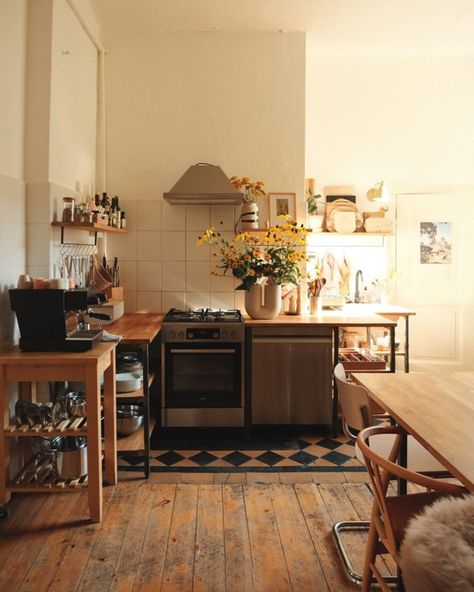 my scandinavian home: Lisa's Playful, Warm and Relaxed Berlin Home Berlin Kitchen, Berlin Home, Swedish Homes, Norwegian House, My Scandinavian Home, Berlin Apartment, Yellow Walls, Home Design Ideas, Scandinavian Home