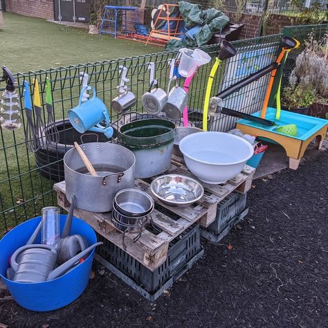 Water Area Eyfs, Early Years Outdoor Area, Classroom Areas, Eyfs Outdoor Area, Daycare Setup, Reggio Children, Kids Lab, Eyfs Classroom, Water Station