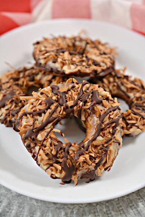 Keto Samoa Cookies, Samoa Recipe, Samoa Cookies Recipe, Samoas Recipe, Low Carb Caramel, Keto Caramel, Samoa Cookies, Keto Cakes, Diet Cookies