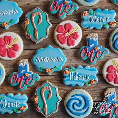 Moana Theme Cookies, Moana Rice Krispie Treats, Moana Theme Birthday Party Ideas, Moana Birthday Cookies Decorated, Moana Cookies Birthday, Moana Royal Icing Cookies, Moana Sugar Cookies Decorated, Moana Decorated Cookies, Moana Cookies Decorated