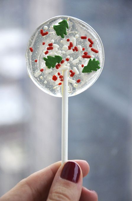 25 ADORABLE Homemade Christmas Edible Gifts... So yummy and cute. the36thavenue.com Wedding Lollipops, Lollipop Recipe, Christmas Lollipops, Homemade Holiday, Christmas Sweets, Holiday Candy, Homemade Candies, Christmas Cooking, Neighbor Gifts