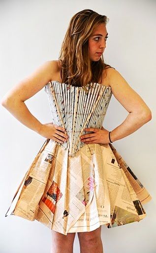 Ideas Paper Dresses News Paper Dress, Anything But Clothes Party, Newspaper Print Dress, Anything But Clothes, Paper Clothing, Newspaper Fashion, Newspaper Dress, Recycled Outfits, Costume Carnaval