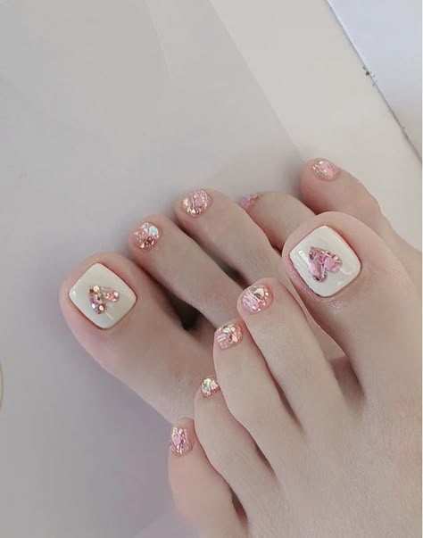 Pink Feet Nails, Pedicure Christmas Ideas, Feet Gel Nails, Korean Toe Nail Art, Cute Toe Nails Designs, Feet Nail Art, Pink Pedicure, Feet Nail Design, Pedicure Nail Designs