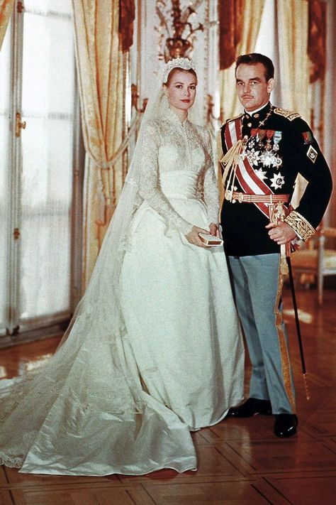 grace kelly wedding dress Grace Kelly Wedding Dress, Princesa Margaret, Grace Kelly Wedding, Grace Kelly Princess, Helen Rose, Royal Wedding Gowns, Grace Kelly Style, Princess Grace Of Monaco, Grace Of Monaco