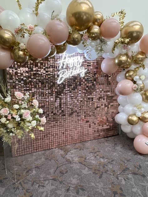 Sweet 16 Party Ideas Pink And Rose Gold, Sweet 16 Decorations Rose Gold, Sequin Wall Balloon Garland, Quince Theme Ideas Elegant, Deco Anniversaire Rose Gold, Pink And Gold Sweet 16, 65th Birthday Party Ideas, Party Ideas Decoration, Sweet Sixteen Decorations