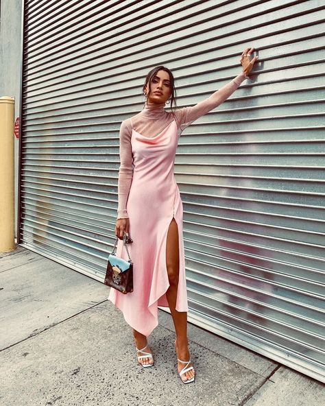 4,495 Me gusta, 26 comentarios - FORWARD by elyse walker (@fwrd) en Instagram: "THINK PINK | @camilacoelho at #nyfw in the @jonathansimkhai shimmer turtleneck top + cowl neck slip…" Satin Dress Outfit, Silk Dresses Outfit, Slip Dress Outfit, Pink Slip Dress, Pink Satin Dress, Fashion Walk, Diy Vetement, Moda Chic, Trik Fotografi