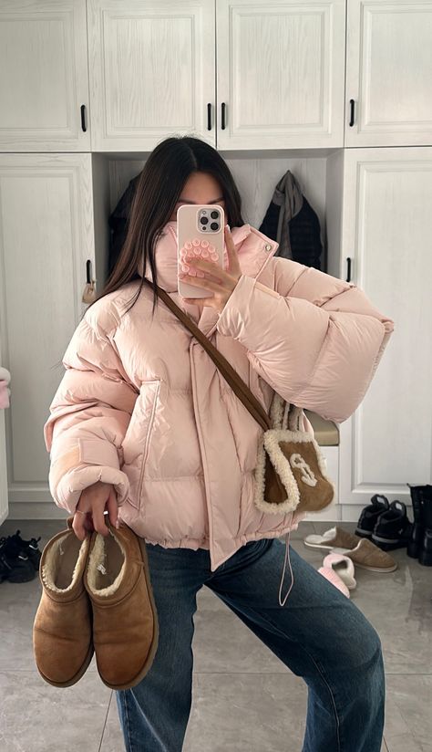 Pink Puffer Jacket Outfit, Winter Inspo Outfits, Puffer Outfit, Pink Puffer Jacket, Puffer Jacket Outfit, Cold Outfits, Cold Weather Outfits, Warm Outfits, Winter Fashion Outfits