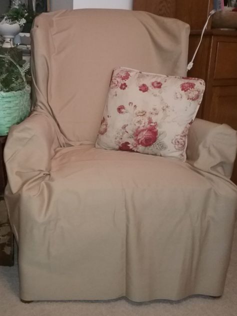 Wing chair updated with an easy no sew slipcover! Recliner Chair Covers Diy, Diy Chair Covers No Sew, No Sew Slipcover, Wingback Chair Slipcovers, Wingback Chair Covers, Diy Chair Covers, Diy Wings, Chaise Chair, Large Chair