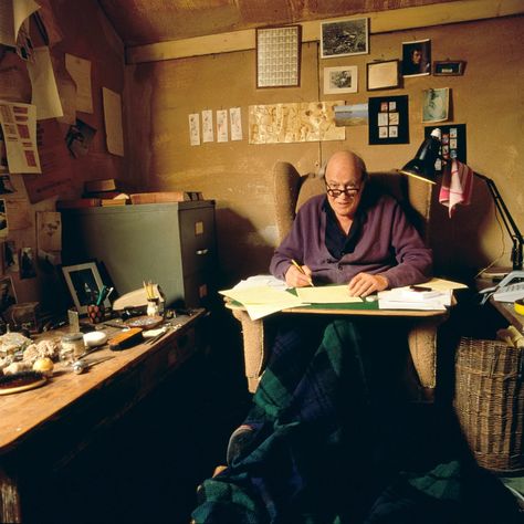 Roald Dahl copied Dylan Thomas' writing hut to escape noisy children, widow reveals Writers Shed, Writer Studio, Studio Sheds, Writing Shed, Ronald Dahl, Great Missenden, Artist In Studio, Writing Studio, The Twits