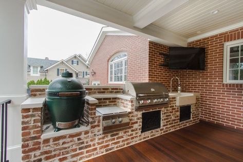 40 Big Green Egg Outdoor Kitchen Ideas - Built-in and Island Designs Big Green Egg Outdoor Kitchen, Egg Grill, Outdoor Cooking Area, Outdoor Kitchen Countertops, Outdoor Kitchen Ideas, Patio Kitchen, Backyard Kitchen, Outdoor Kitchen Patio, Kitchen Designs Layout