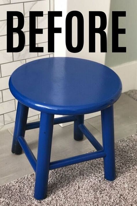 Paint Stool Diy, Stenciled Stool Diy, Stool Makeover Wooden, Paint Stools Ideas, Wooden Stool Decor Ideas, Stool Diy Makeover, Painting Stool Ideas, Stool In Bathroom Decor, Piano Stool Makeover