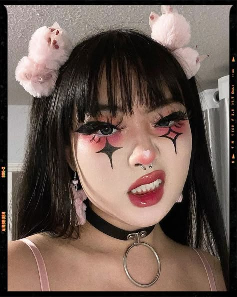 E-Girl Makeup Idea Kiss Inspired Makeup, Egirl Eyeshadow, Sun Kissed Blush, Public Aesthetic, Egirl Eyeliner, Trash Outfit, Alt Eyeliner, It Girl Makeup, E Girl Makeup