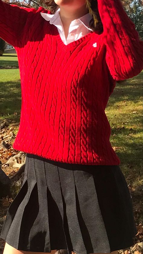 Country Club Winter Outfit, Red Polo Sweater Outfit, Country Club Outfit Winter, Preppy Outfits Red, Red Old Money Outfits, Red Polo Outfit, Red Preppy Outfit, Styling Sweaters, Red Sweater Outfit