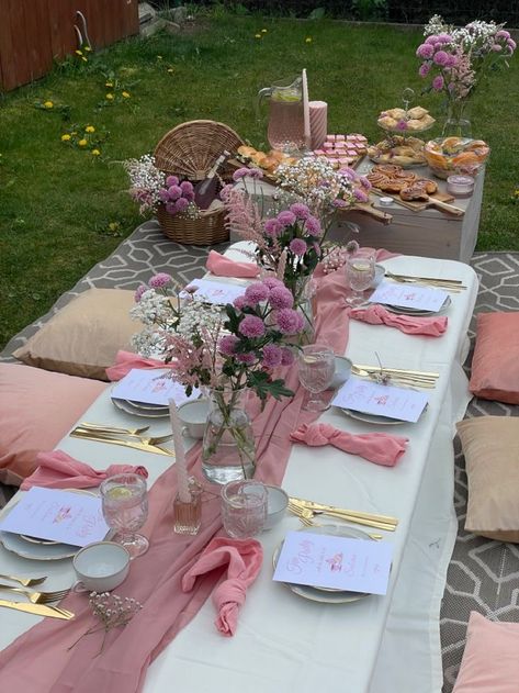 Pink Flower Theme Birthday Party, Pink Garden Party Ideas, Picnic B Day Party, Astetic Birthday Party, Pink Garden Birthday Party, Pink Brunch Table Setting, Floral 21st Birthday Theme, Coquette Table Setting, Simple Sweet 16 Party Ideas Themes