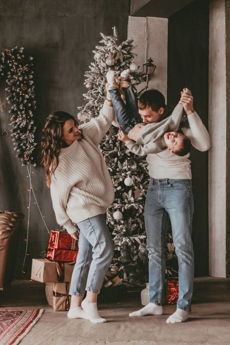 Family Pictures At Home Christmas, Christmas Family Pics At Home, Fun Holiday Family Photo Ideas, Family Pictures Christmas Tree, Holiday Photoshoot Family Indoor, Christmas Tree Poses Family, Christmas Photosession Family, Christmas Pictures Family Indoor, Indoor Winter Family Photoshoot