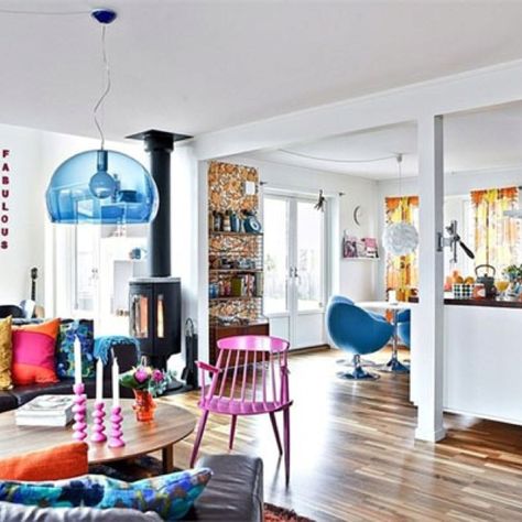 Kartell 'FL/Y' light in Cobalt Blue is gorgeous in this space. Loving the saturated colours used here! Colourful Apartment, Colorful Apartment, Sala Grande, Colorful Interior Design, Cottage Style Home, Nordic Interior, Chic Interior, Home Decor Color, Retro Home Decor