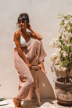 Plant Outfits, Boho Chic Summer Outfits, Eucerin Oil Control, Looks Boho, Chic Trousers, Organic Dress, Look Boho Chic, Boho Lifestyle, Outfit Boho