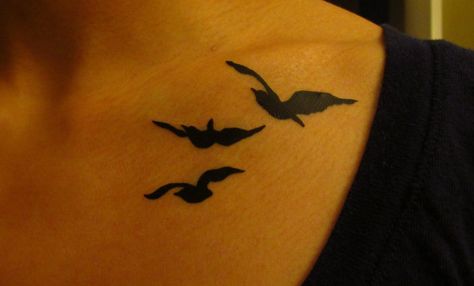 Divergent Tattoo Tris, Tris Tattoo, Ravens Flying, Raven Tattoo Meaning, Divergent Tattoo, Small Wave Tattoo, Tris Prior, Tattoo Temporary, Raven Tattoo