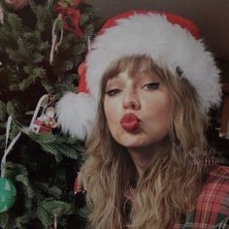 Taylor Swift Christmas Tree Farm, Taylor Swift Christmas Tree, Taylor Swift Profile, Farm Poster, Ours Taylor Swift, Taylor Swift Christmas, Photos Of Taylor Swift, Estilo Taylor Swift, Taylor Swift Cute