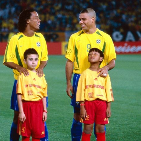 🇧🇷Ronaldinho & Ronaldo🇧🇷 . 🇧🇷Brasil • @cbf_futebol  _______________________________________________________ ⠀ #thebest #love #football… Jaap Stam, Ronaldo Ronaldinho, Rivaldo, Classic Football Shirts, Love Football, Vintage Football, Fifa World Cup, Soccer Jersey, Fifa