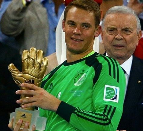 Manuel Neuer wins the Golden Glove. Best goalkeeper of the World Cup and best goalkeeper in the world today Manuel Neur, Manuel Never, Bayern Munich Wallpapers, Real Madrid Goal, Germany National Football Team, German Football Players, Germany Team, German National Team, Funny Soccer Videos