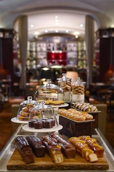 Breakfast Buffet Design, Buffet Luxury, Pastries Buffet, Breakfast Buffet Table, Eid Breakfast, Breakfast Shot, Hotel Breakfast Buffet, Breakfast Catering, Pastry Stand